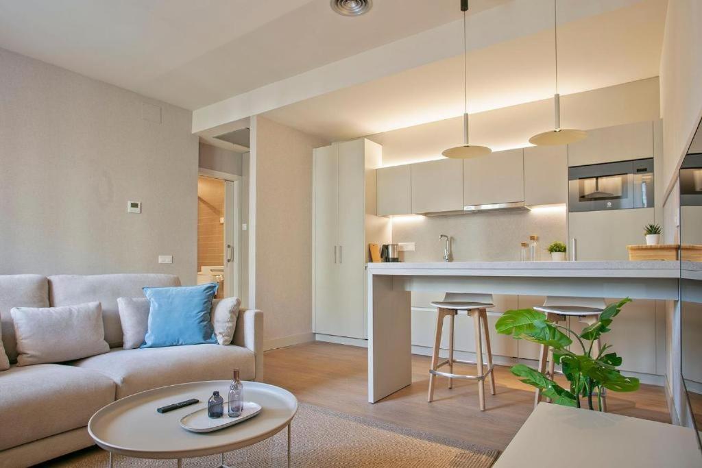 Fisa Rentals Ramblas Apartments Барселона Экстерьер фото